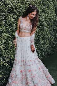 15 Mehndi Outfits You Can Wear Other Than A Lehenga In 2020 Mehendi Outfits Indian Reception Outfit Mehndi Outfit
