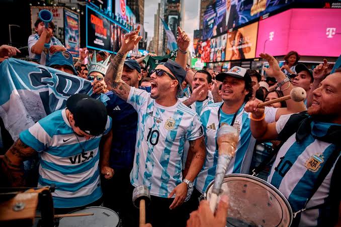 Times Square, copado por argentinos: el espectacular banderazo de los  hinchas en Nueva York - Diario Panorama Movil
