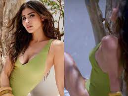 Sexy! Mouni Roy Raises The Heat In A Plunging Bodysuit; Hot Photo Shoot  Video Goes Viral - News18