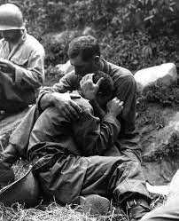 Le piu&amp;#39; belle foto del &amp;#39;900 - Due soldati si abbracciano. Guerra di Corea, 1951 | Facebook