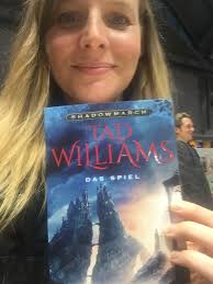 Katzen auf Putzrobotern und Silberrücken mit Weingläsern