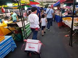 Selama ini, masyarakat cenderung dan terlanjur menganggap tenaga penjual perempuan itu haruslah yang mempunyai wajah cantik dan bentuk fisik menarik. Yakult Lady Goes To Ramadan Bazaar Mini Me Insights