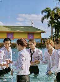 1 photobook (204p) + 1 postcard random event : Pin Auf Exo