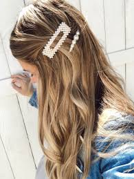 Pearl hair clips and accessories are one of these—the kind of trends that have taken over everything from street style, runways and even haute couture. Pin By Braids Life Haarblog Fri On Hair Hair Styles Hair Clips Pearl Hair Clip