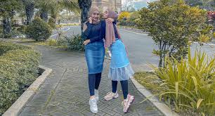 Gambar cewek2 cantik lucu berhijab kartun. 4 Tipe Wanita Berhijab Jilbab Yang Sesat Dan Salah Dzargon