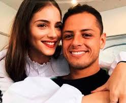 La modelo australiana mandó un mensaje a quienes la señalan por supuestamente engañar al padre de sus hijos. El Profe On Twitter Diego Dreyfus Ha Tomado La Riendas De La Vida Del Chicharito Que Ya Hasta Un Hijo Le Hizo No Se Vale Lo Que Le Hacen A La Leyenda