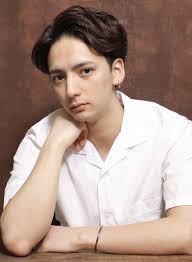 メンズ センター分けツーブロックショート cyandeluccaの髪型 ヘアスタイル ヘアカタログ 2019春夏 メンズ センター分け ツーブロック ショート メンズ ヘアスタイル