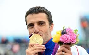 Le stade d'eaux-vives doit-il s'appeler "Tony Estanguet" ? Donnez votre  avis !