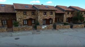 Formada por 42 municipios, la sierra norte te ofrece localidades tranquilas con bonitos paisajes. El Bulin Casas Rurales Con Encanto En La Sierra Norte De Madrid