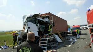Autista del tir indagato per omicidio stradale. Incidente In A1 A Fidenza Tamponamento Tra Camion Un Morto Foto