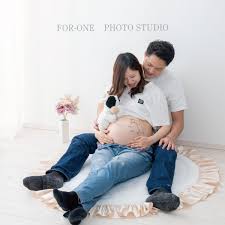 カジュアルなマタニティフォトを写すなら【白シャツ×デニム】 - 苫小牧撮影スタジオ マタニティフォト ・100日祝い撮影・家族写真など記念写真の撮影はフォーワンフォトスタジオへ！