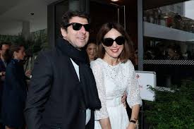 Le chanteur est accusé d'exhibition et de harcèlement sexuel par une jeune esthéticienne, venue lui faire un massage dans sa loge. Patrick Bruel Se Remarie Et Sa Fiancee Est 35 Ans Plus Jeune Que Lui