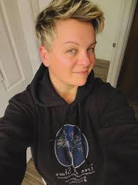 Jessica Compton's Instagram, Twitter & Facebook