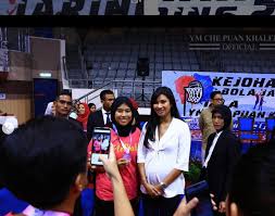 Ym che' puan khaleeda menerima asuhan pelajaran awalan di sekolah rendah kebangsaan taman seri gombak selangor pada tahun 2001 hingga 2003. Che Puan Khaleeda Hamil Anak Ketiga Hot Fm