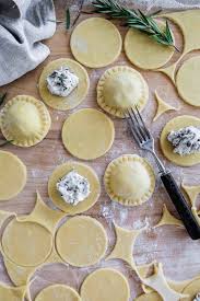 Pilz Ricotta Ravioli Mit Gebraunter Rosmarin Butter Flowers In The Salad Ravioli Ricotta Ravioli Rezept