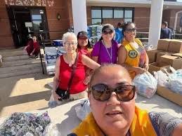 Mañana de 8:00 a.m 3:00 p.m., entregaremos huevos, papas, leche, arroz y  carne gratis a familias necesitadas. En la caja, incluimos paquetes de 450g  de tocino, salchicha de desayuno con arce, salchicha