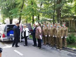 Ion dichiseanu a ajuns pe mâna medicilor de la spitalul universitar de urgenţă militar central dr. Onoruri Militare È™i Corul Patriarhiei Pentru Marele Actor Ion Dichiseanu A Fost Inmormantat Azi La Cimitirul Bellu Foto Evenimentul Zilei