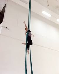 120 Likes 2 Comments Nadyushka Nadushka M On Instagram Perehody I Svyazki Na Polotnah Kazhutsya Magiej N Aerial Dance Aerial Silks Aerial Arts