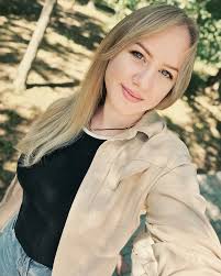 Anna Dron's Instagram, Twitter & Facebook