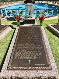 Original grave marker for elvis' beloved mother added to graceland memorial garden on 60th in recognition of the 60th anniversary of gladys presley's death, the tombstone elvis designed for his. Graceland Memphis Elvis Presley Grave Meditation Garden Thejetsetfamily