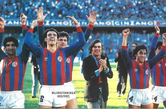 1987. VELIBOR "BORA" MILUTINOVIC.** 𝔼ℕ 𝕃𝔸 𝔽𝕆𝕋𝕆; 🔵🔴🔵 Eʟ ᴛʀᴏᴛᴀᴍᴜɴᴅᴏ  ᴅᴇ ʟᴀ ᴇx Yᴜɢᴏꜱʟᴀᴠɪᴀ ʏ ᴜɴ ʀᴇᴄᴜᴇʀᴅᴏ ᴅᴇ ꜱᴜ ᴘᴀꜱᴏ ᴘᴏʀ SAN LORENZO. 🔵🔴🔵 Lᴀ  ꜱᴏɴʀɪꜱᴀ ᴅᴇ Bᴏʀᴀ ᴇɴ Lᴀ Bᴏᴍʙᴏɴᴇʀᴀ,