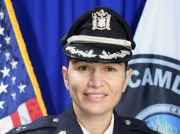 Janelle Simpson hace historia en la policía de Camden -