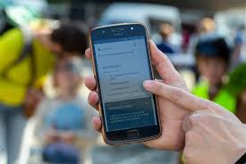 Een rood scherm betekent dat de code ongeldig of onleesbaar is. De Corona App Is Vanaf Nu Beschikbaar Hoe Werkt Het Is Het Het Nieuwsblad Mobile