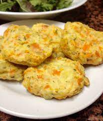 Ungeți cu ulei un vas de yennă și așezați în strat frumos cartofii. Chiftelute Cu Cartofi Si Morcovi