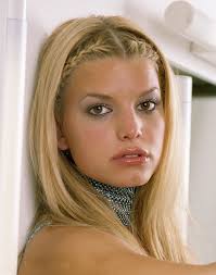 Jessica simpson burst onto the hollywood scene in 1999 and has been making headlines ever since. Jessica Simpson S Beauty Evolution 2000s Hairstyles Jessica Simpson Hair Short Hair Styles