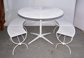 Round outdoor dining tables from alibaba.com will enable you to eat outdoors with family and friends. Round Metal Patio Table And Two Matching Benches By Woodard At 1stdibs