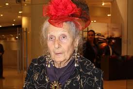 Σήμερα η τιτίκα σαριγκούλη, κοιτάζει τα αποκαΐδια του σπιτιού της. Euqtojewgagr M