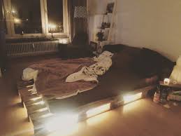 Palettenbett Bilder Ideen Couch Damit können sie ihren schlafplatz aussergewöhnlich rustikal und minimalistisch eingerichten. palettenbett bilder ideen couch