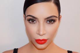 Sie sieht immer noch schön und lässig aus. Darum Schlaft Kim Kardashian Mit Make Up