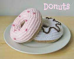 Learn how to knit a donut into a delicious sofie toy! Donuts Donut Pattern Knitting Patterns Pin Cushions Patterns