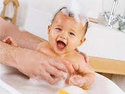 Edward dobranszky, nhs cord blood bank manager, says: How To Bathe A Newborn With Umbilical Cord Bathe A Baby Washing And Bathing Your Baby