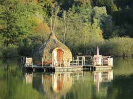 Découvrez nos cabanes dans les arbres ou sur l'eau pour vos nuits en amoureux, en famille ou entre amis. Maison Flottante Wikipedia