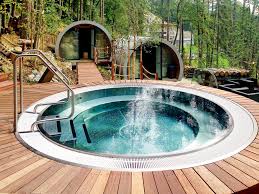 Unsere exklusiven lamellendächer eignen sich ideal für eine jacuzzi überdachung. Whirlpool Ja Oder Nein Schwimmbad De