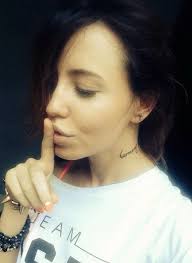 Популярная певица имеет несколько миленьких татуировок. Kakie Tatuirovki Imeet Nadya Dorofeeva Raspolozhenie Znachenie