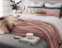 ألوان هادئة وإضاءة دافئة تجهيزات غرف النوم المريحة