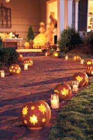 Deko Mit Kurbissen Im Herbst Uber 15 Dekoideen Fur Haus Und Garten Kurbis Schnitzen Herbst Halloween Kurbis Kurbis Schnitzen Ideen