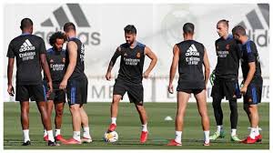 Real madrid'in ilk forması henüz club español de madrid döneminde giydiği beyaz üzerine çapraz lacivert bir şerit bulunan gömlek yakalı bir forma, beyaz şort ve lacivert çoraplar olarak kabul edilir. Njvns6h3u4tidm