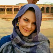 Lucy Rosa (@thedresserupper)