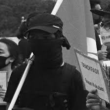 Black flags wave as the #lawan convoy makes their way through kl city center. Reen S Boy Lawan On Twitter Holy Fuck Familymart Got Their Own Flag