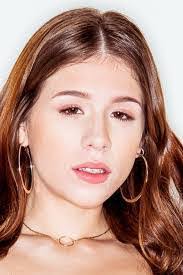 Isabel Moon's Instagram, Twitter & Facebook