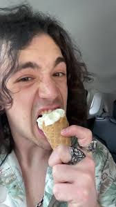 call y’all bite icecream like this? 😂 #bitingicecream #cringe #psychopaths  #liamslunchbox #icecream #eatingfoodthewrongway