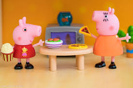 Hang Out With Peppa And Mummy Pig In The Movie Night With Mummy Pig Set Watch Some Tv And Chow Down On Some Pizza Popcorn A Mummy Pig Novelty Lamp Peppa