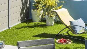 C'est un accessoire qui s'utilise pour une installation sur un sol brut (composé directement de terre). Gazon Synthetique Comment Poser Un Gazon Artificiel En Rouleau Cote Maison