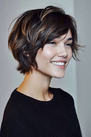 Capelli corti con frangia