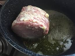 4 fette di lombata di vitello, 8 foglie di salvia, una noce di burro, sale e pepe. Roast Beef Al Sangue