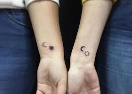 Este tipo de tatuajes, consiste en incorporar dos elementos que por separado tienen significados distintos. Tatuajes Sol Y Luna Disenos Ideas Y Significados